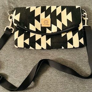 Black & White Crossbody Bag - Dine’ Artist
